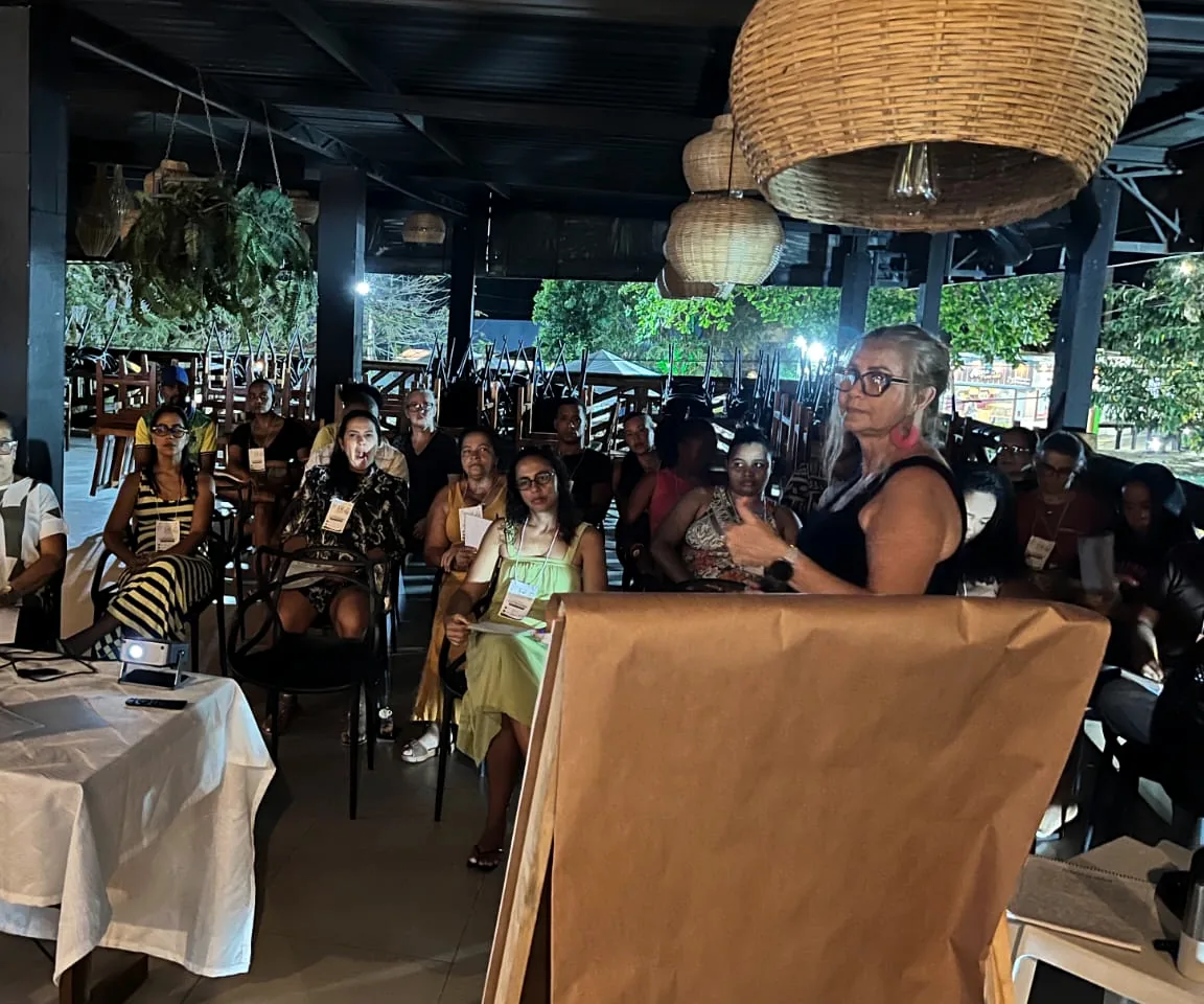 Luzia Macedo falando para um salão cheio durante o workshop Gastronomia no Café da Manhã.